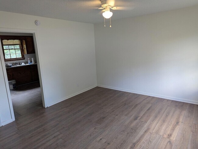 Building Photo - 605 Rucker Dr S