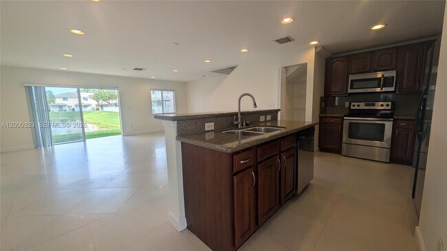 Foto del edificio - 5910 Royal Way