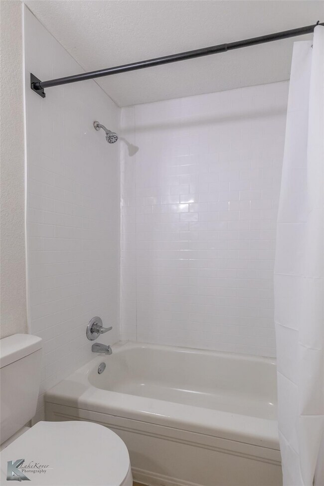 Building Photo - Furnished 3 bedroom 2 bathroom