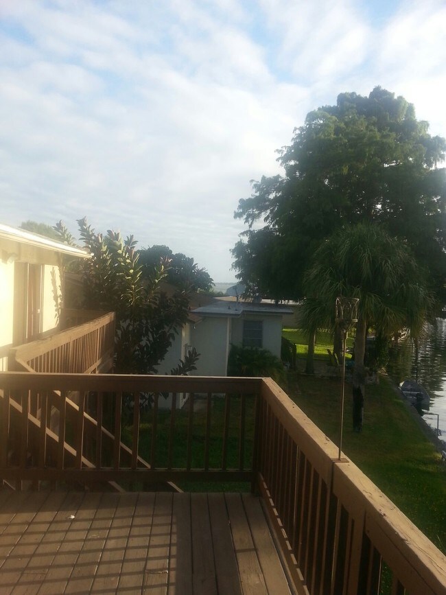 Foto del edificio - 240 W Canal Dr