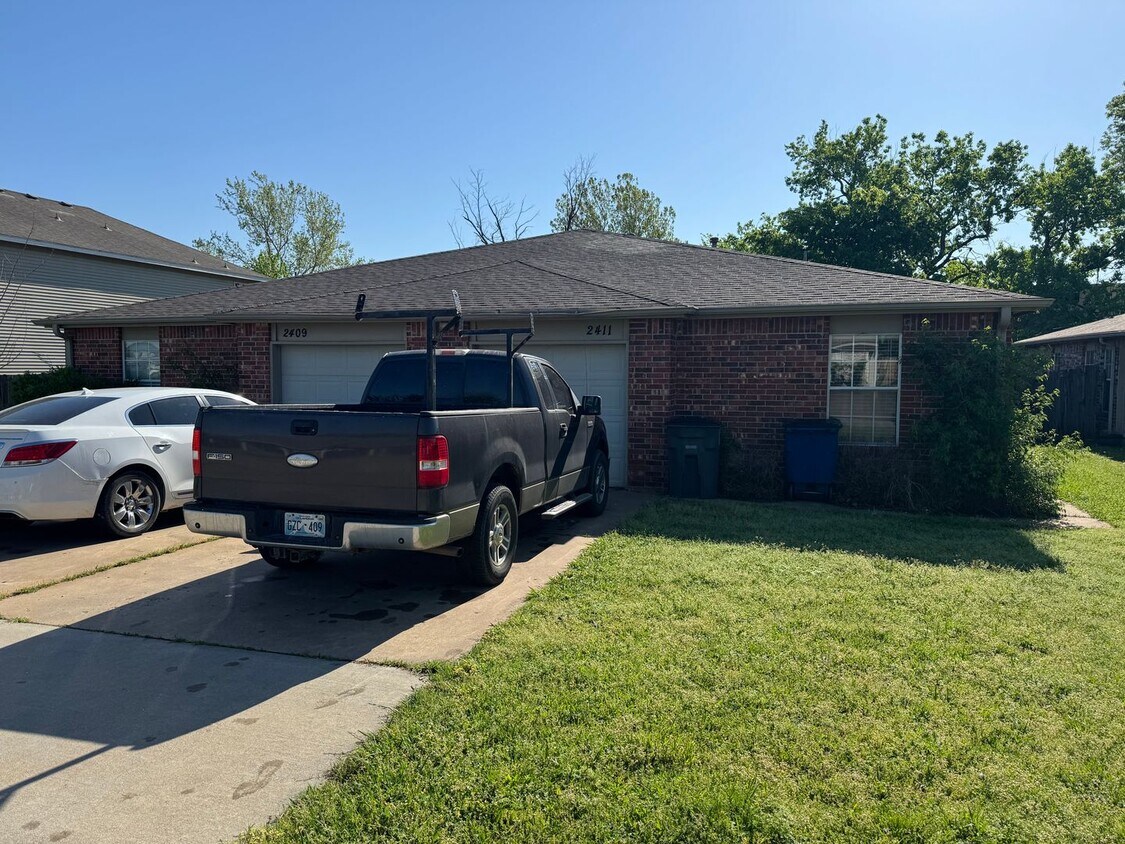 Foto principal - 3 bedroom, 2 bath, 1 car garage.