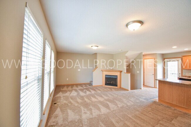 Foto del edificio - 2 Bedroom, 2.5 bath townhome in Urbandale with attached 2 car garage!!!