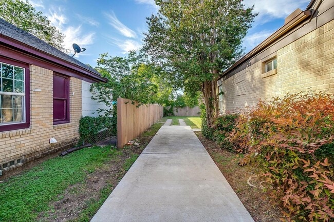Building Photo - Charming 3BR House in Dallas
