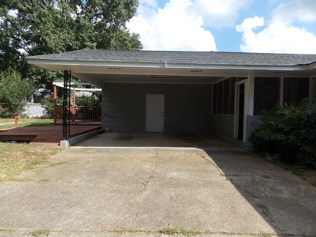 Building Photo - 3 bedroom 2 bath Windsor Park