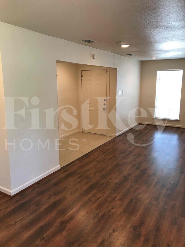 Building Photo - 1217 Meadow Creek Dr