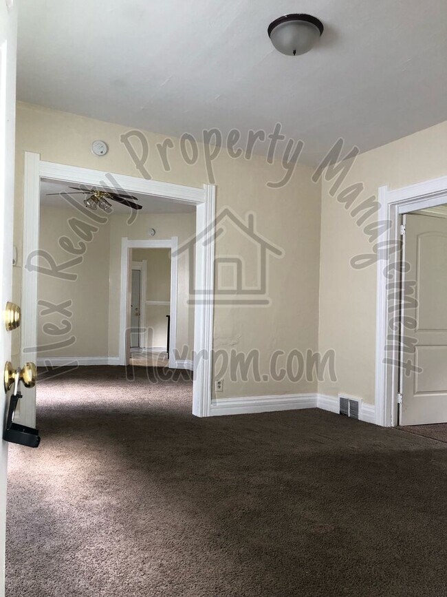 Building Photo - West Toledo Home