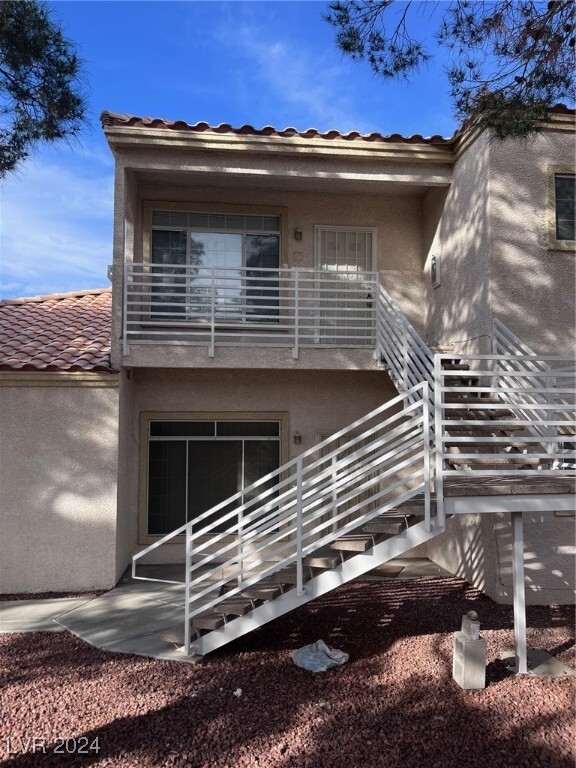 Building Photo - 1900 N Torrey Pines Dr