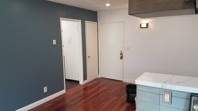 Building Photo - 968 Larrabee St