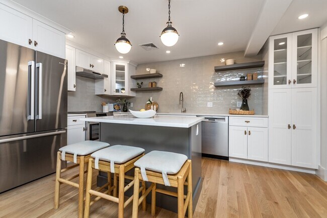 Building Photo - 125 Bartlett St