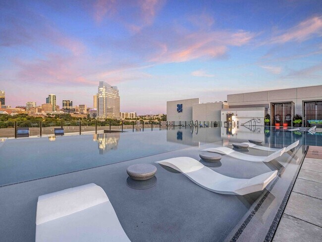 Piscina infinita en la azotea del edificio norte con salón al aire libre y cabañas - Bexley at Left Bank