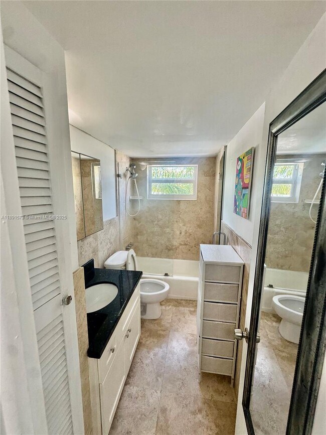 Foto del edificio - 335 Collins Ave