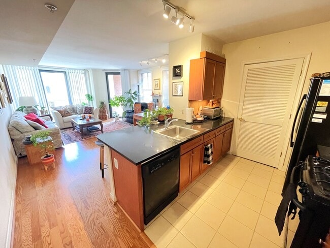 Building Photo - Luxurious living in Penn Quarter