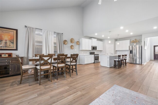 Foto del edificio - 1203 Cascade Hls Dr