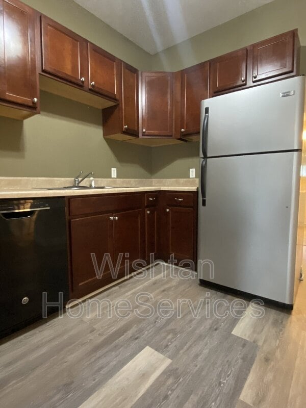Building Photo - 600 W Elting St