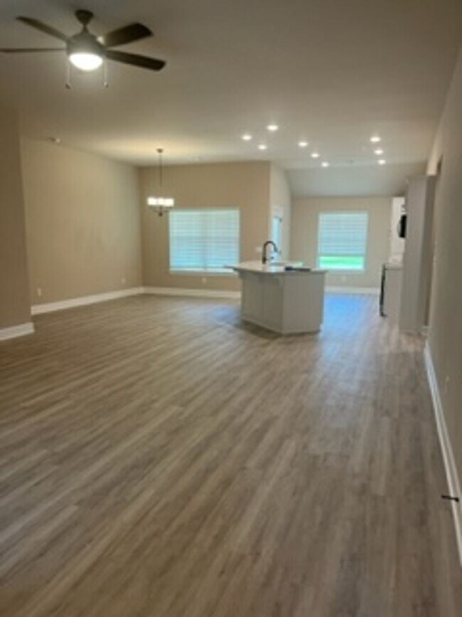 Foto del edificio - FIRST MONTH FREE - Beautiful New Home!