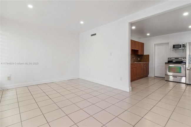 Building Photo - 33 E 60th St
