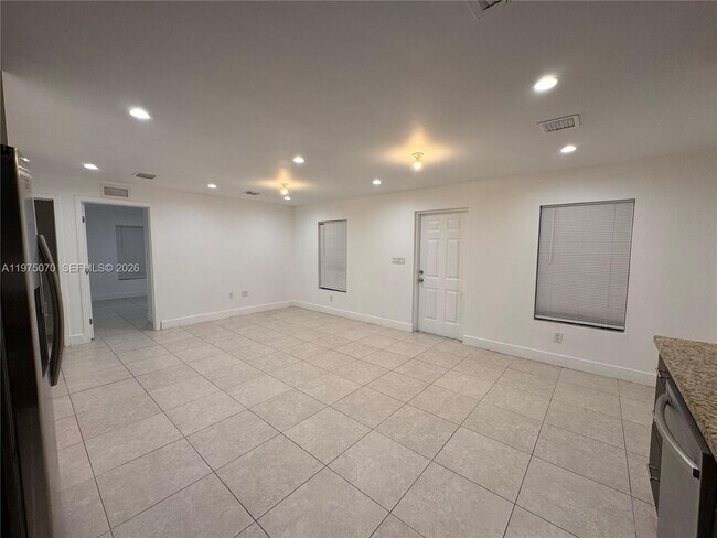 Foto del edificio - 605 NW 3rd Ave