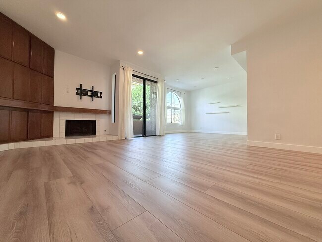Building Photo - 14572 Dickens St