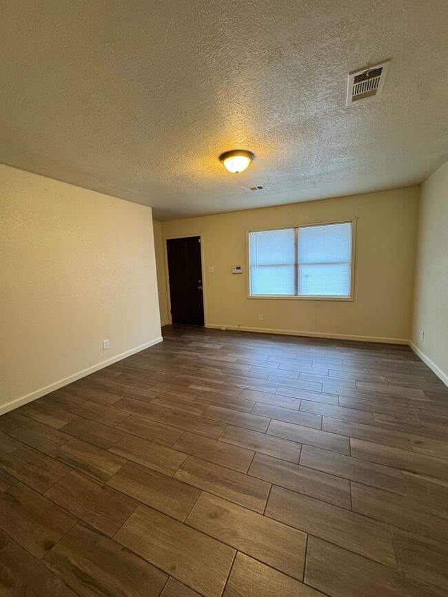 Building Photo - 2 Bed / 1 Bath apartment available now in ...