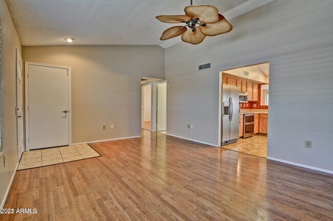 Foto del edificio - 14214 W Yosemite Dr
