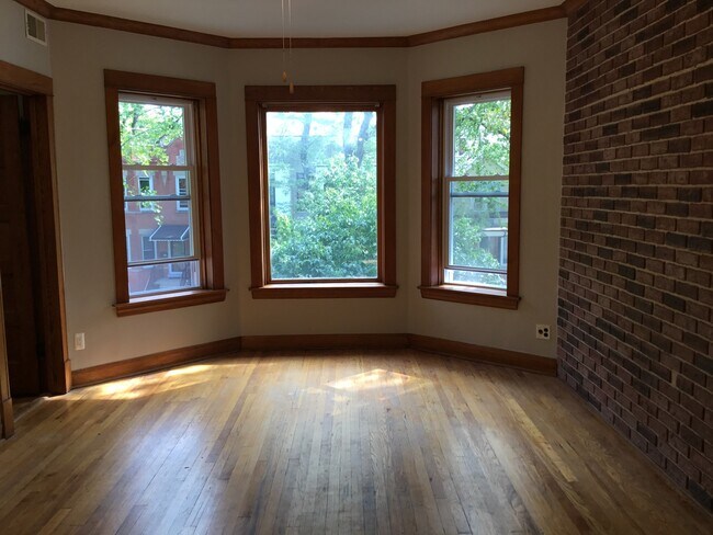 Building Photo - 4954 N Claremont Ave