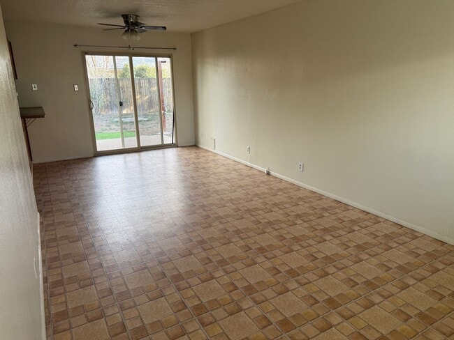 Building Photo - 2 Bedroom 1 Bathroom Townhouse in North Valley!  Refrigerated air! Ground Floor!