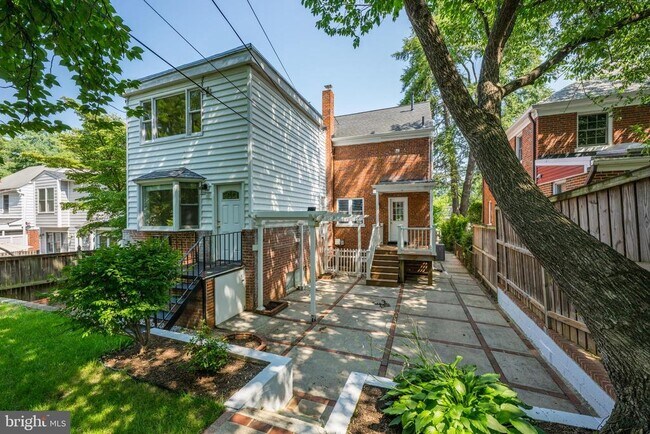 Foto del edificio - 4714 Upton St NW