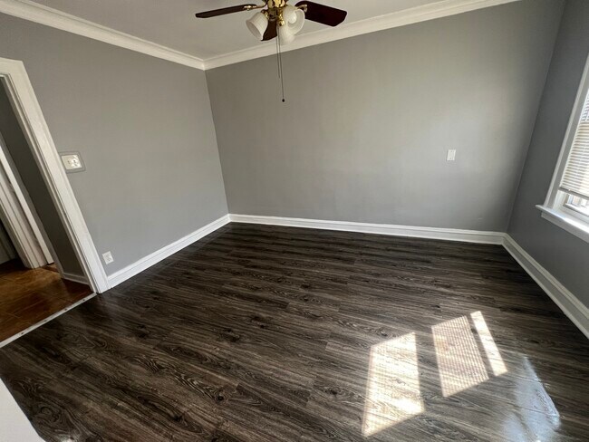 Foto del edificio - 8559 S Bennett Ave