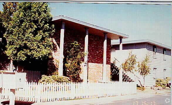 Building Photo - 2693-3673 Waterbury Ct