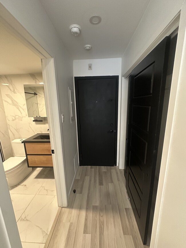 Building Photo - 5695 Rue Saint-Jacques
