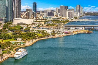 Building Photo - 808 Brickell Key Dr