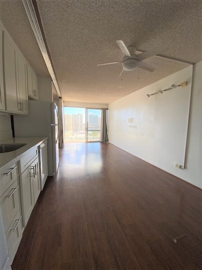 Building Photo - Kapiolani Manor 1 Bedroom with secured cov...