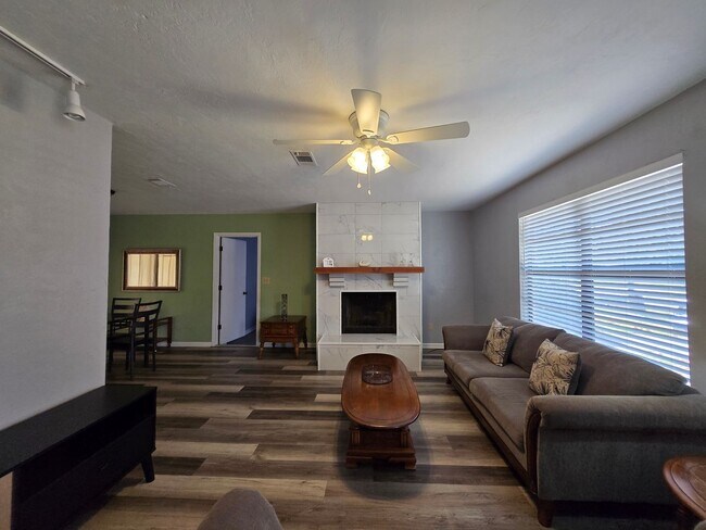 Foto del edificio - 3/2- Adorable home in Northwood Pines