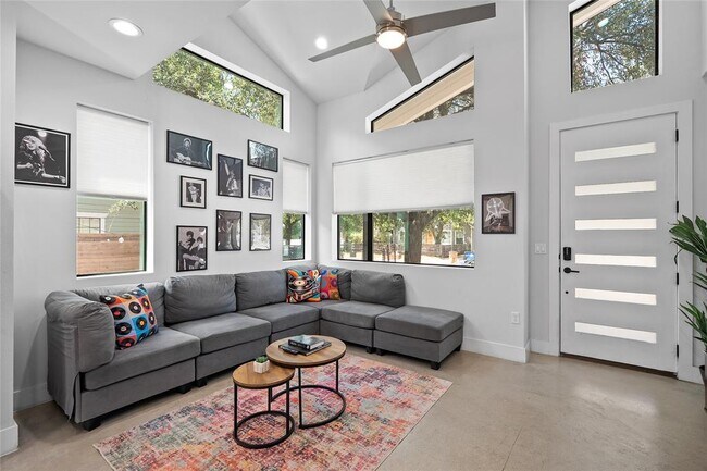 Foto del edificio - 2715 E 3rd St