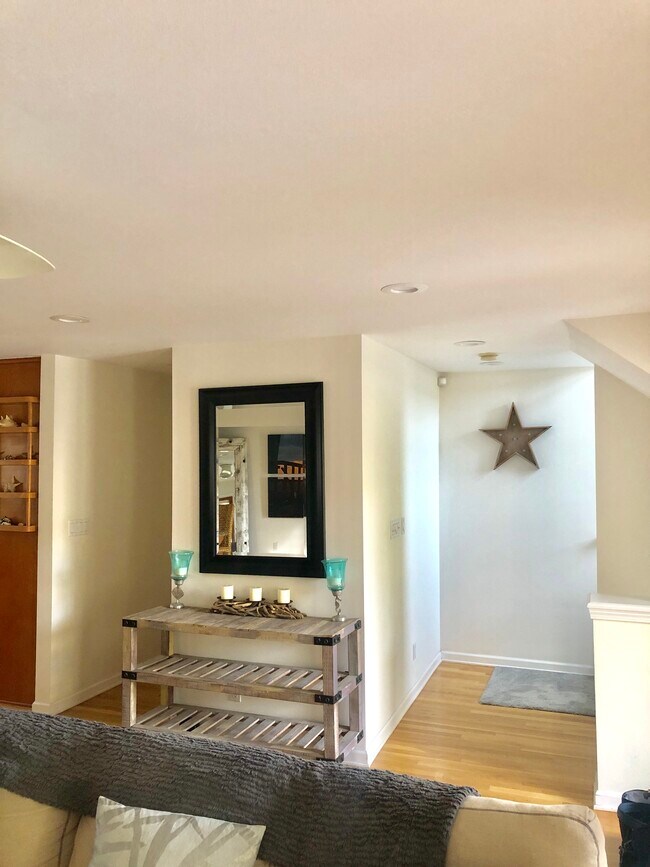 Tocador y escalera - 210 Whiting St