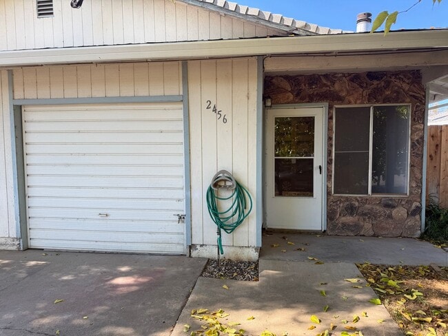 Building Photo - 2 Bedroom 1 bath Duplex