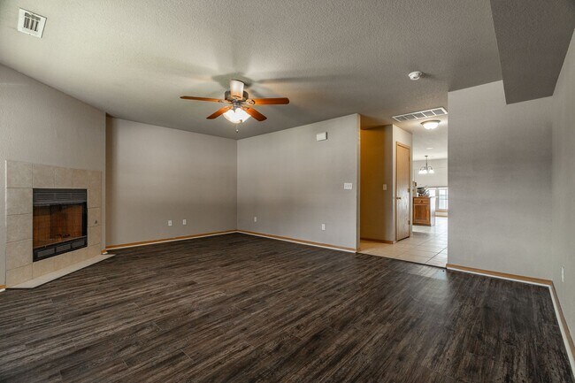 Building Photo - 4 Bedroom 2.5 Bath Townhome near UofA!  Fenced yard coming soon!!