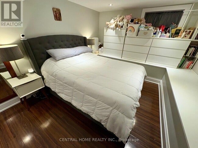 Photo du bâtiment - 912 Royal York Rd