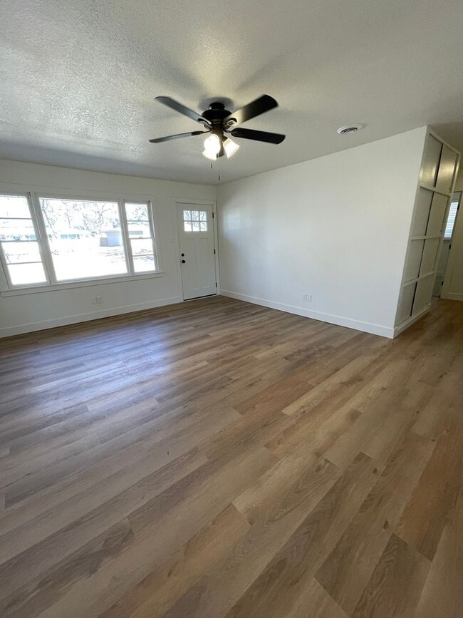 Building Photo - AMAZING SINGLE-FAMILY HOME! CLOSE TO CAMPUS AND SPORTS COMPLEX!