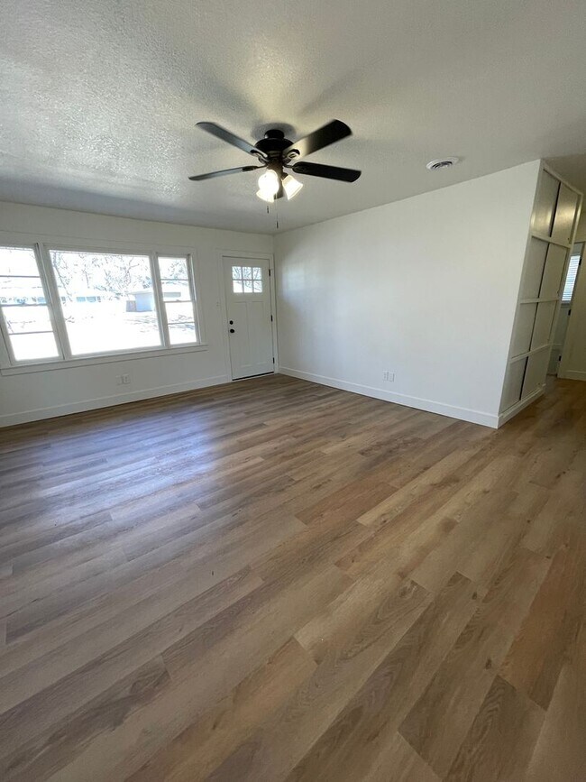 Foto del edificio - AMAZING SINGLE-FAMILY HOME! CLOSE TO CAMPUS AND SPORTS COMPLEX!