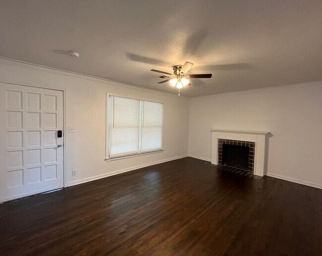 Foto del edificio - Adorable 2 bedroom 1 bathroom home with a garage!