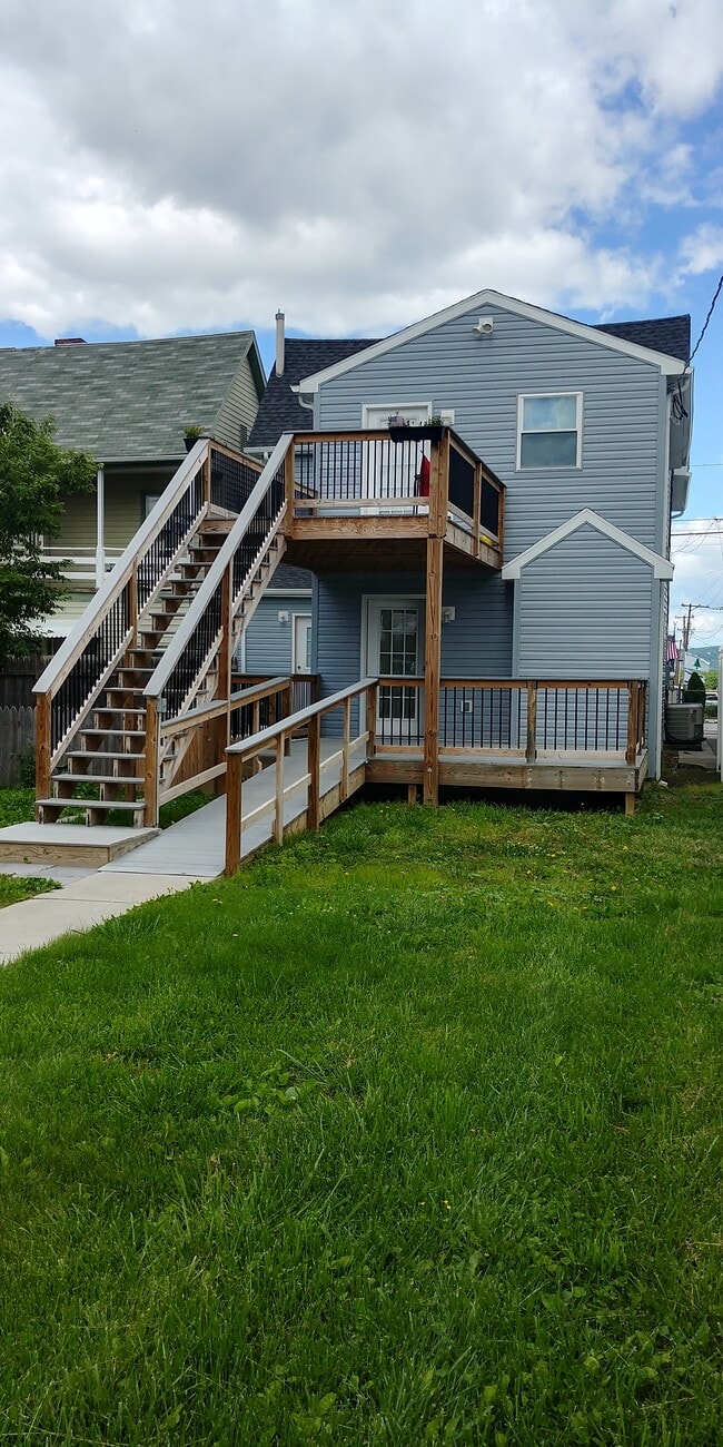 Building Photo - 324 3rd St