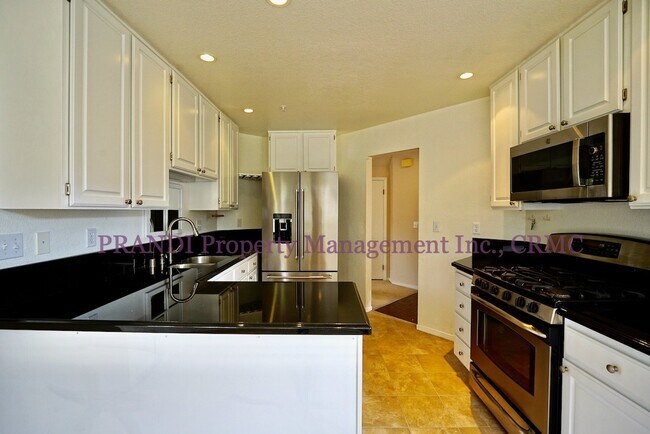 Foto del edificio - Spacious Corner Unit Townhome with Garage ...