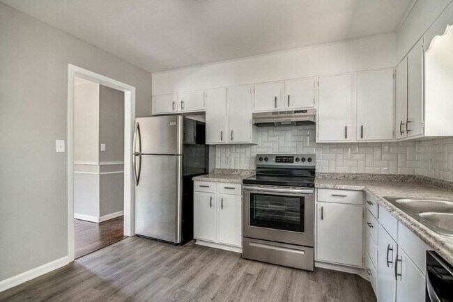 Building Photo - 3 Bed, 1.5 Bath- $1400 a Month