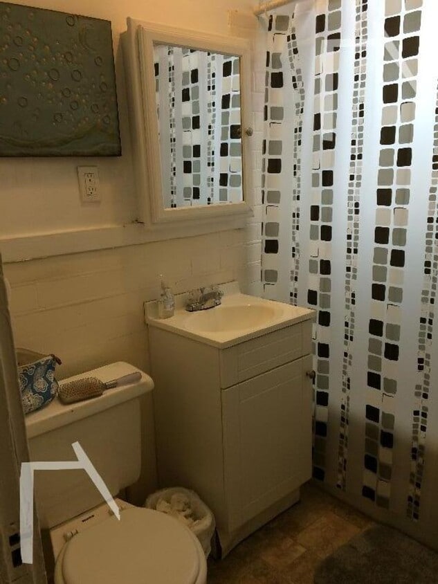 Building Photo - Great 1 Bed for August 1 - NO  BROKER FEE