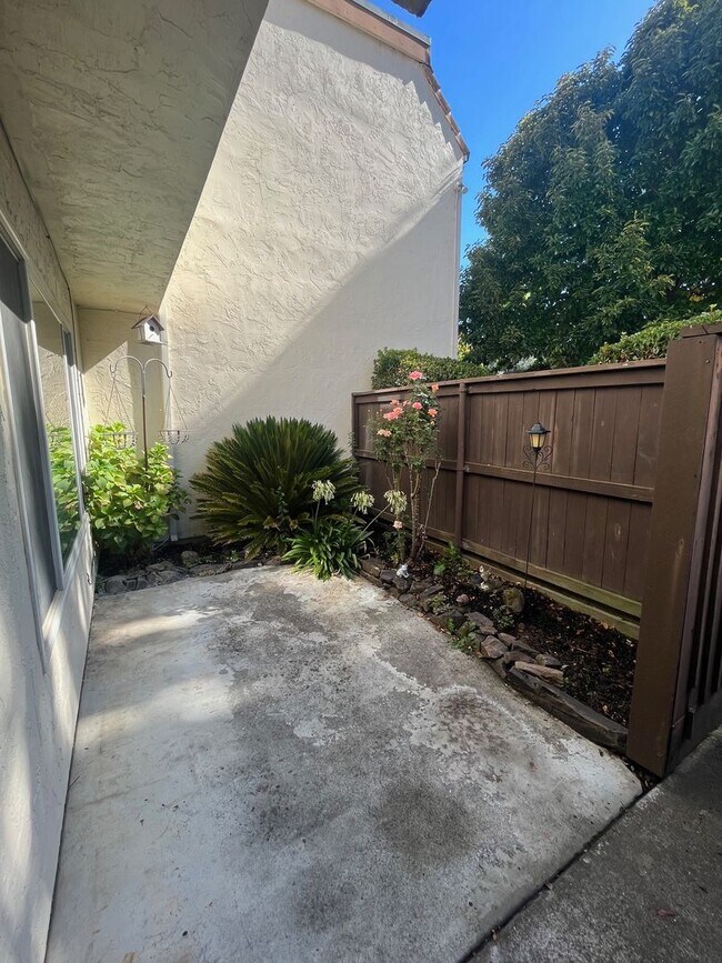 Building Photo - 3 bedroom 1.5 bathroom condo in Rincon Val...