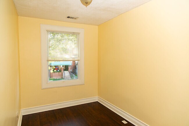 Foto del edificio - Renovated and Spacious 4Bedroom Townhouse in West Baltimore!