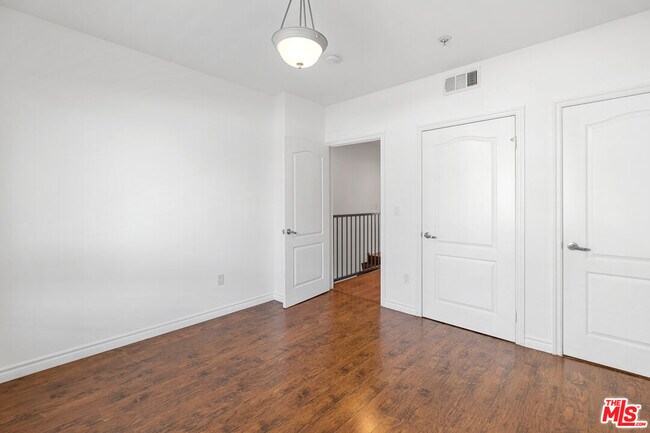 Foto del edificio - 5633 Carlton Way