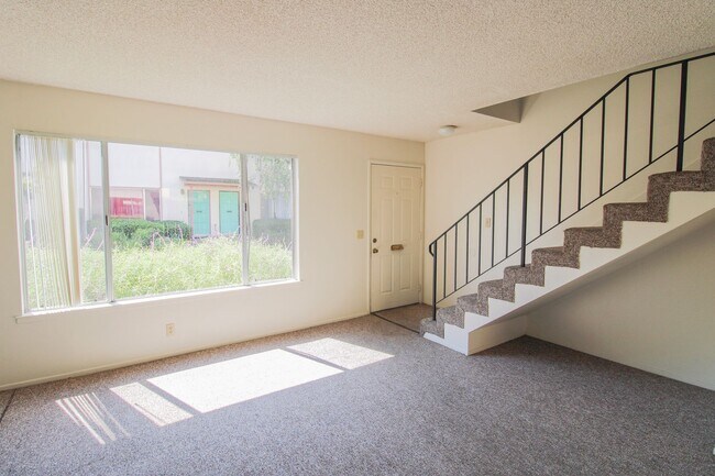 Foto del edificio - 2 Bedroom Townhouse Style Apartment with Private Fenced Patio