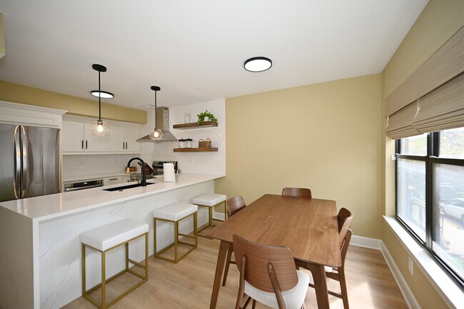 Foto del edificio - 441 W 10th St
